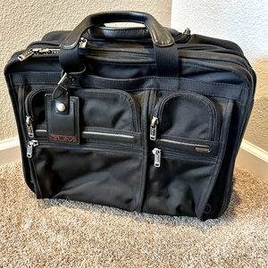 Tumi wheeled deluxe brief, Model 26104D4.